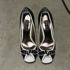 Style & Co Peep Toe Black & White Leather Pumps‎ Heels / Size 6M / box 28-4